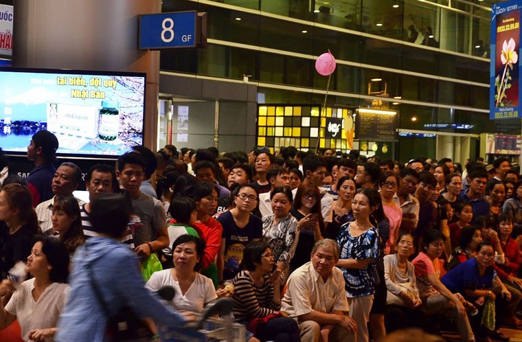 Tet Dinh Dau: San bay Tan Son Nhat trang dem don kieu bao